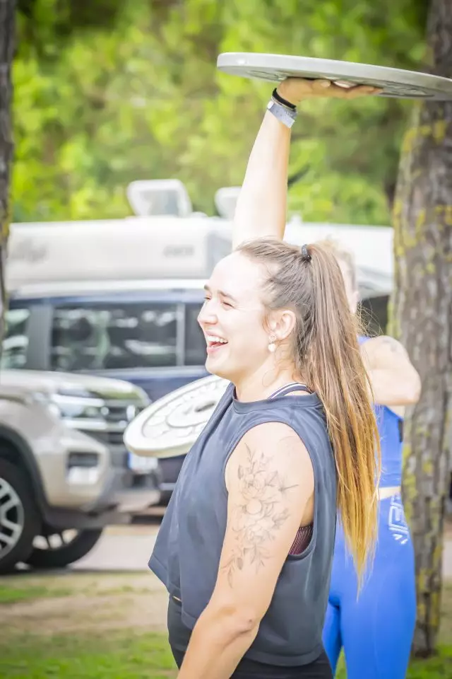 Jak vypadá ROOTS CAMP dovolená u moře?